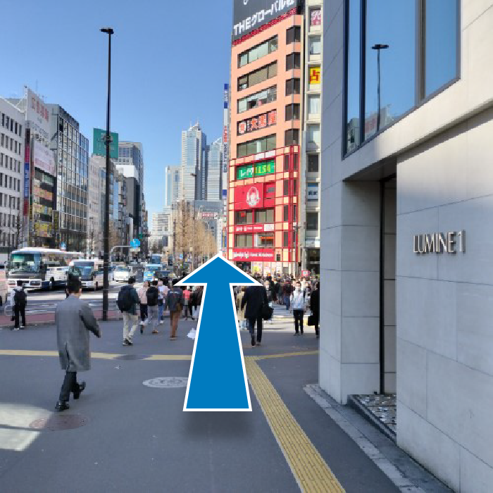 東京こころのクリニック　ルミネを右手に横断歩道を渡って直進